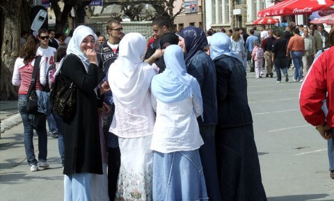 Kurc: Ženama u BiH i na Kosovu plaćaju da idu zabrađene